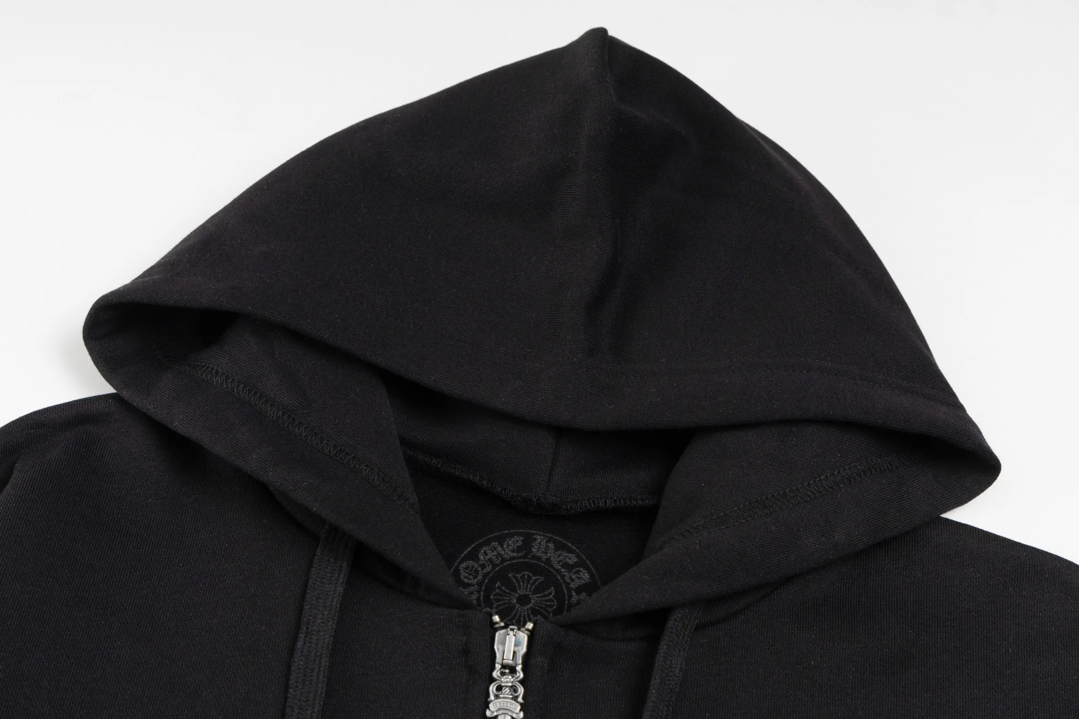 🅿️520 [Exclusive supply] CH Crow Heart Horseshoe Unicorn Arm Hooded Jacket (Black) The original version was purchased and developed for 15,999. The fabric is made of 420g double-ply double yarn pure cotton terry fabric. The texture is thick and soft, comfortable and stylish to wear. The fabric has been specially treated to have good breathability and warmth, making it suitable for all seasons. The jacket adopts the imported machine white ink direct injection process, showing exquisite printing in multiple parts, including the iconic horseshoes, unicorn arms and Sanskrit patterns, and the details are processed to perfection. The whole product is produced on the assembly line of a large factory, with exquisite workmanship and fine and neat stitching. The version is designed in a loose oversize style and can be worn by both men and women, making it an ideal choice for couples. The zipper closure makes it easy to put on and take off, and the hooded style adds a casual feel. This jacket has been strictly controlled from fabric selection to production process, making it extremely valuable for both daily wear and collection. Size:S-M-L